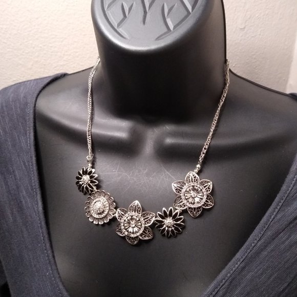 Vintage Metal Flower Necklace Adjustable 18 To 21 Inches - Picture 2 of 13